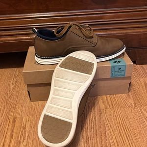 Cat & Jack (Like New) Boys size 5 shoes